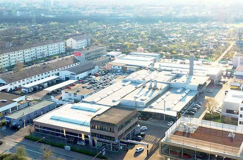 Bild zeigt das komplette Firmengelände mit den verschiedenen Hallen in Frankfurt am Main