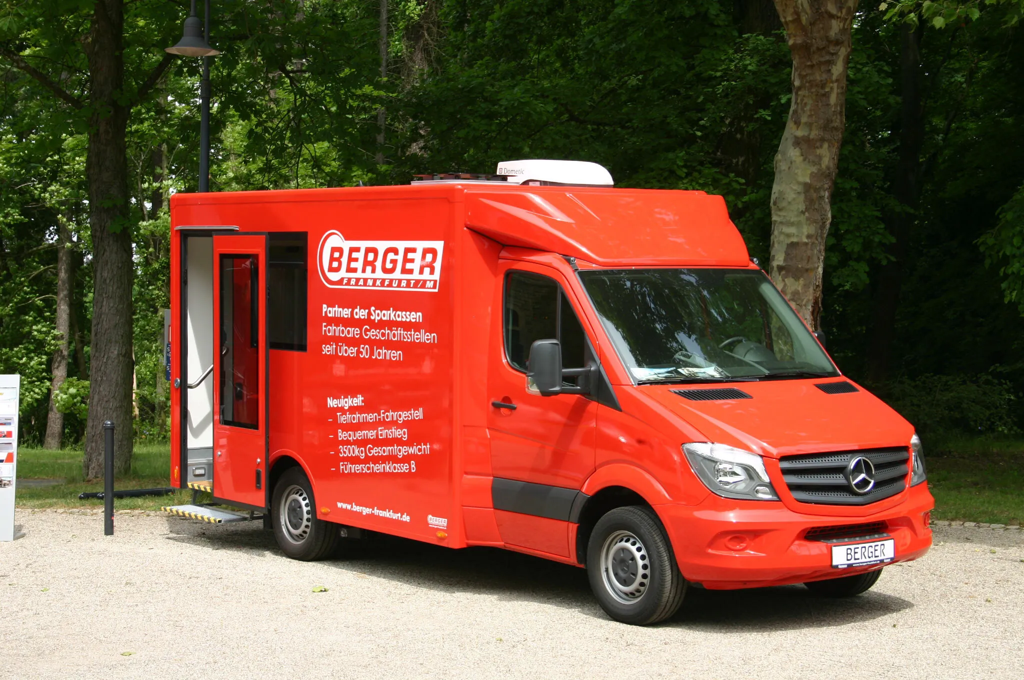 Auf dem Bild ist eine mobile Geschäftsstelle der Führererscheinklasse B für eine Sparkasse zu sehen mit Tiefrahmen Fahrgestell