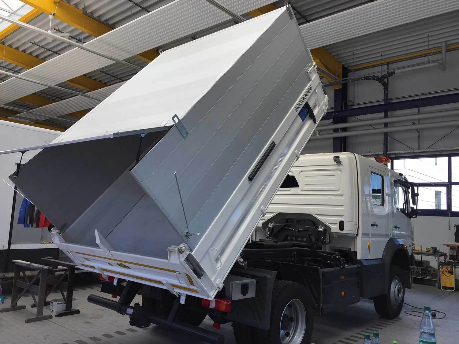 Kleinlaster mit kippbarer Ladefläche und abnehmbaren Kastenaufbau