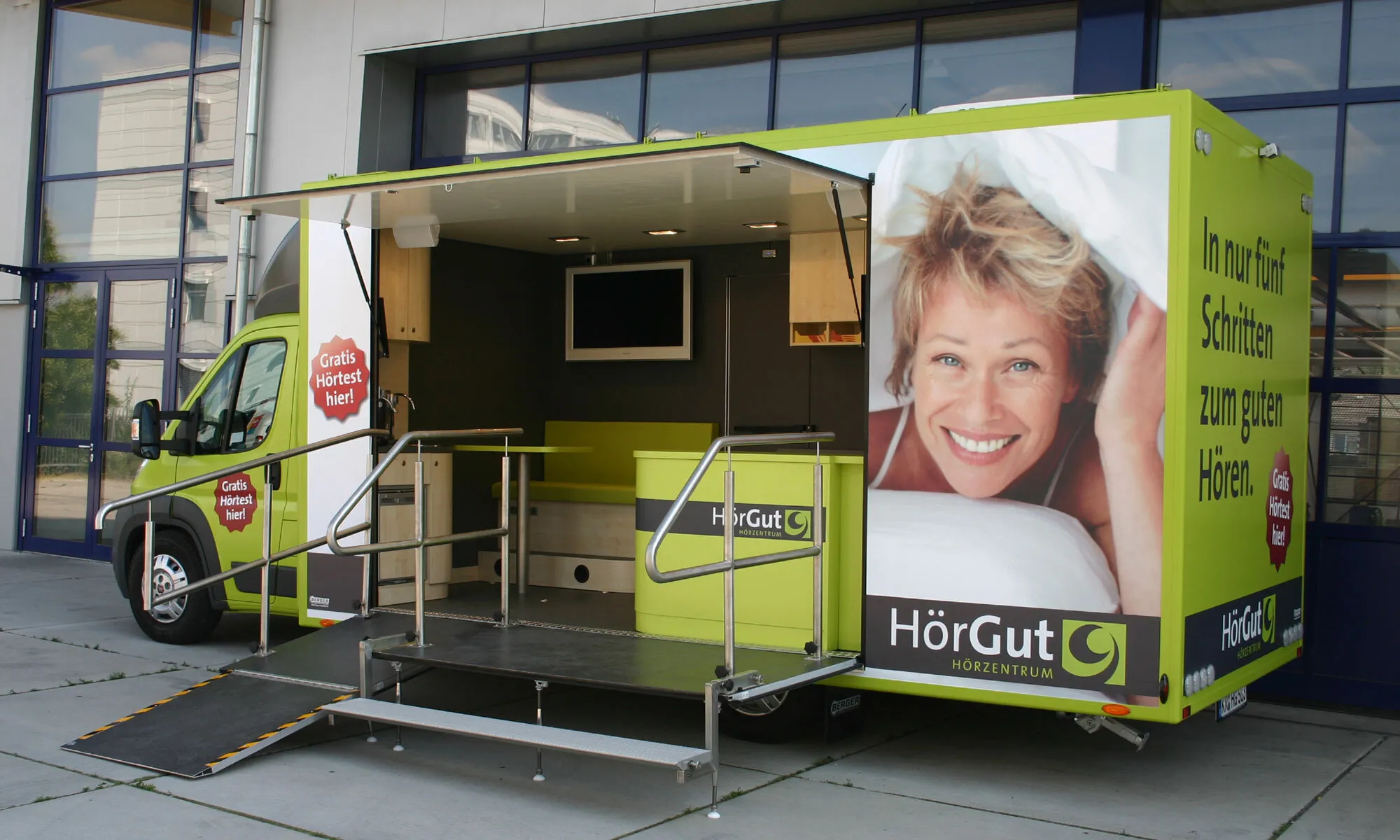 Ansicht eines Lieferwagens mit Kastenaufbau und ausfahren Eingangsbereich des Infomobils "HörGut"