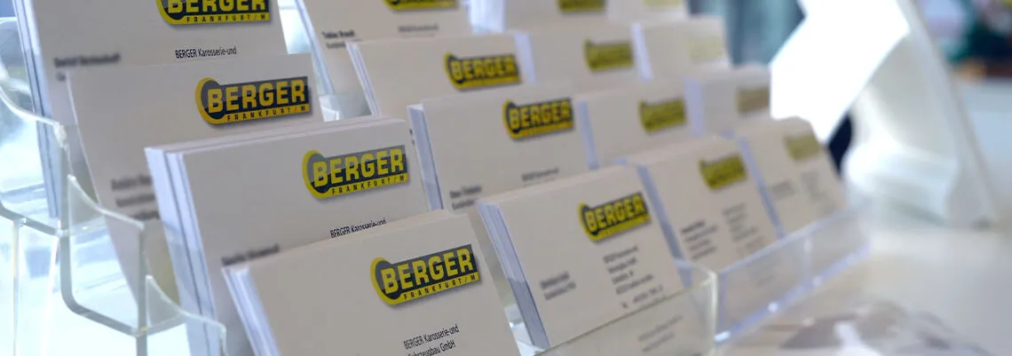 Auf dem Bild wird ein Acrylständer mit Visitenkarten der Firma Berger gezeigt.