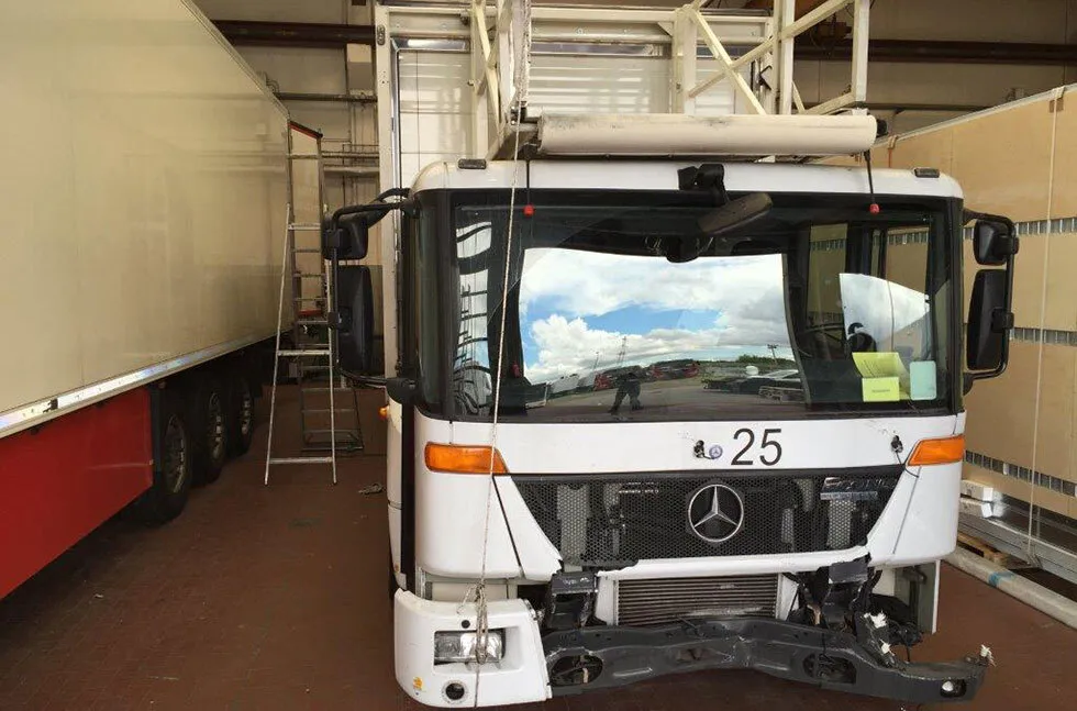 Bild zeigt einen LKW in der großen Lackierbox für Großfahrzeuge