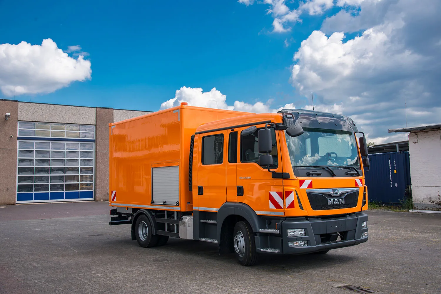Lkw als Kommunalfahrzeug mit großem Kastenaufbau und verlängertem Führerhaus zum mehr Personentransport