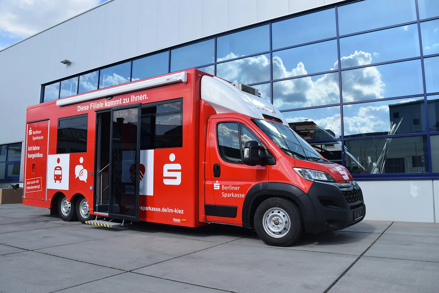 Das Bild zeigt ein rollendes Sparkassenmobil mit Einbau einer barrierefreieren Nutzung durch Tiefrahmen Fahrgestell