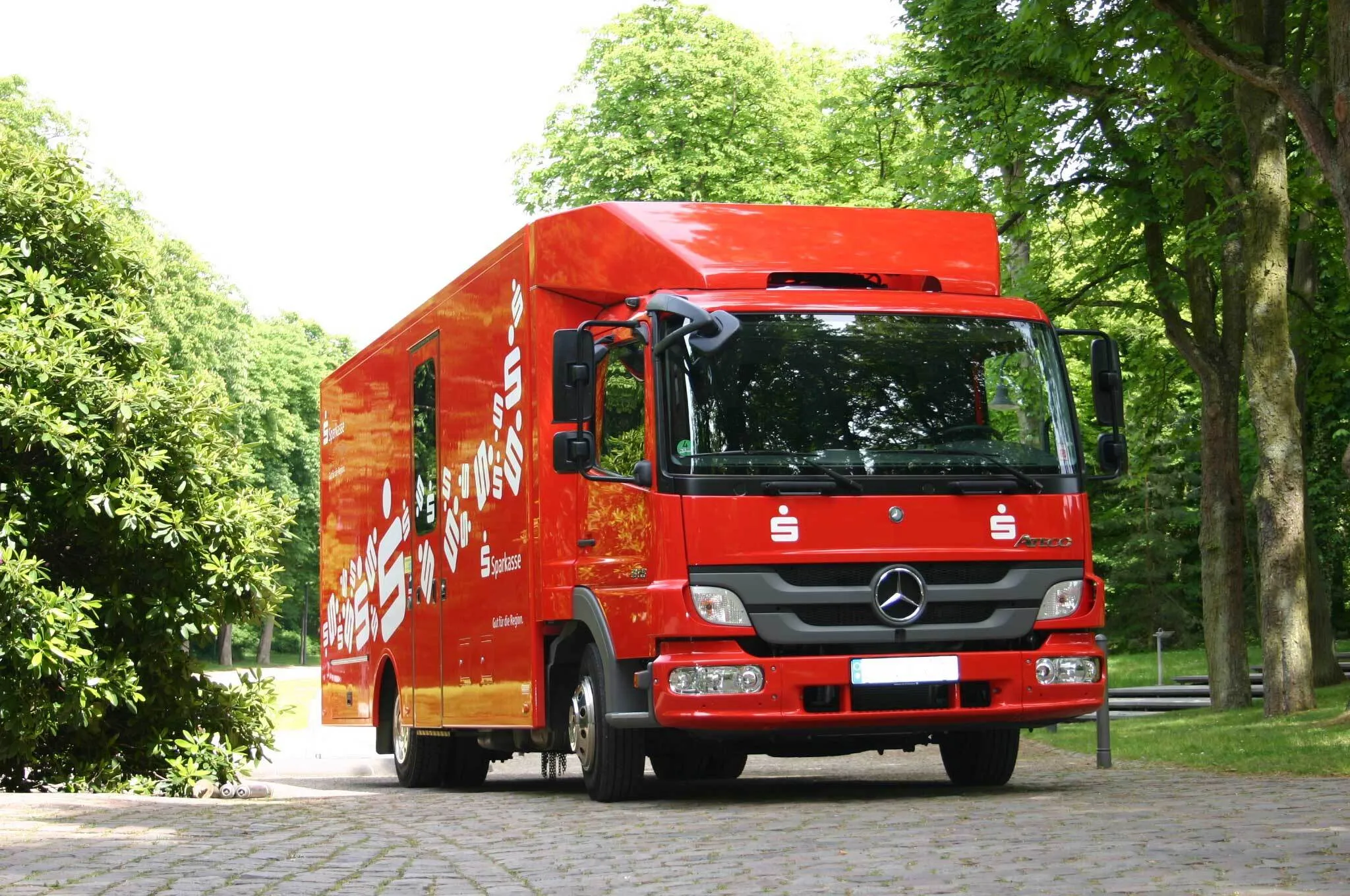 Zu sehen ist die mobile Filiale einer Sparkasse auf einem Parkplatz