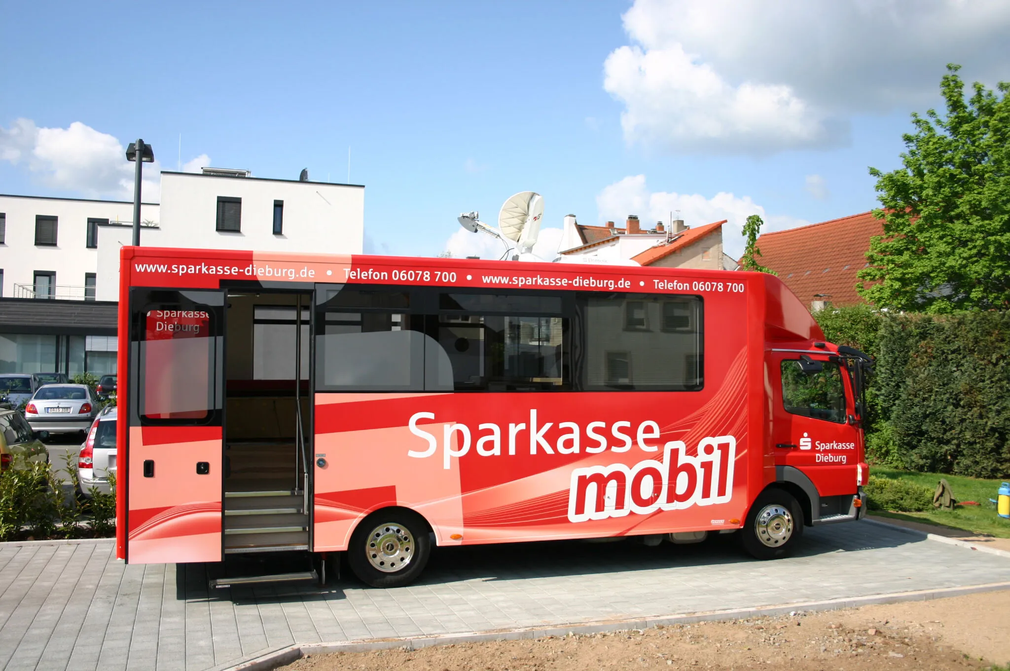 Es wird ein Sparkassenmobil gezeigt auf einem Parkplatz