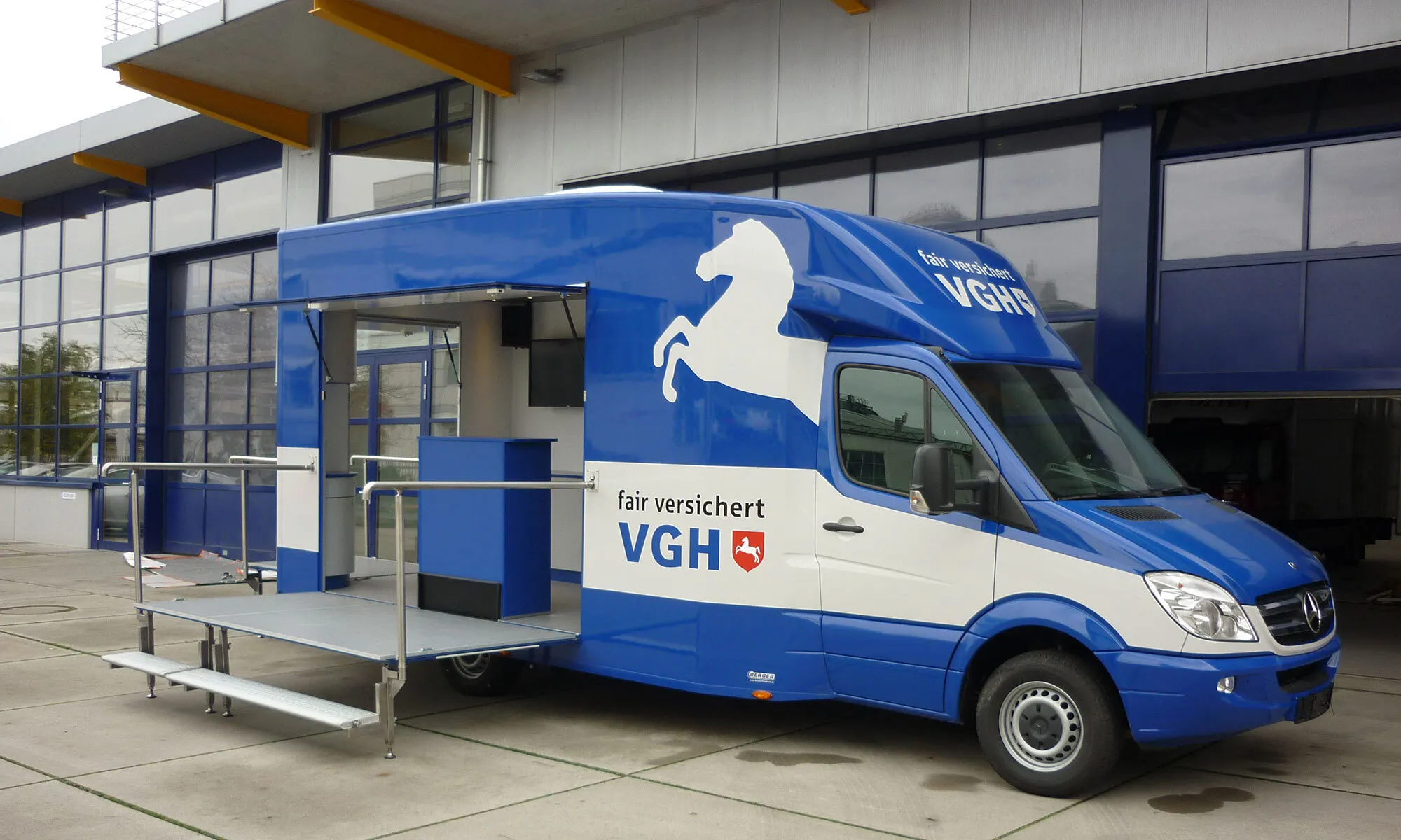 Ansicht eines Lieferwagens mit Innenausbau zu einem Beratungsmobils und Ausfahroption des Eingangsbereiches des VGH Brandschutzes